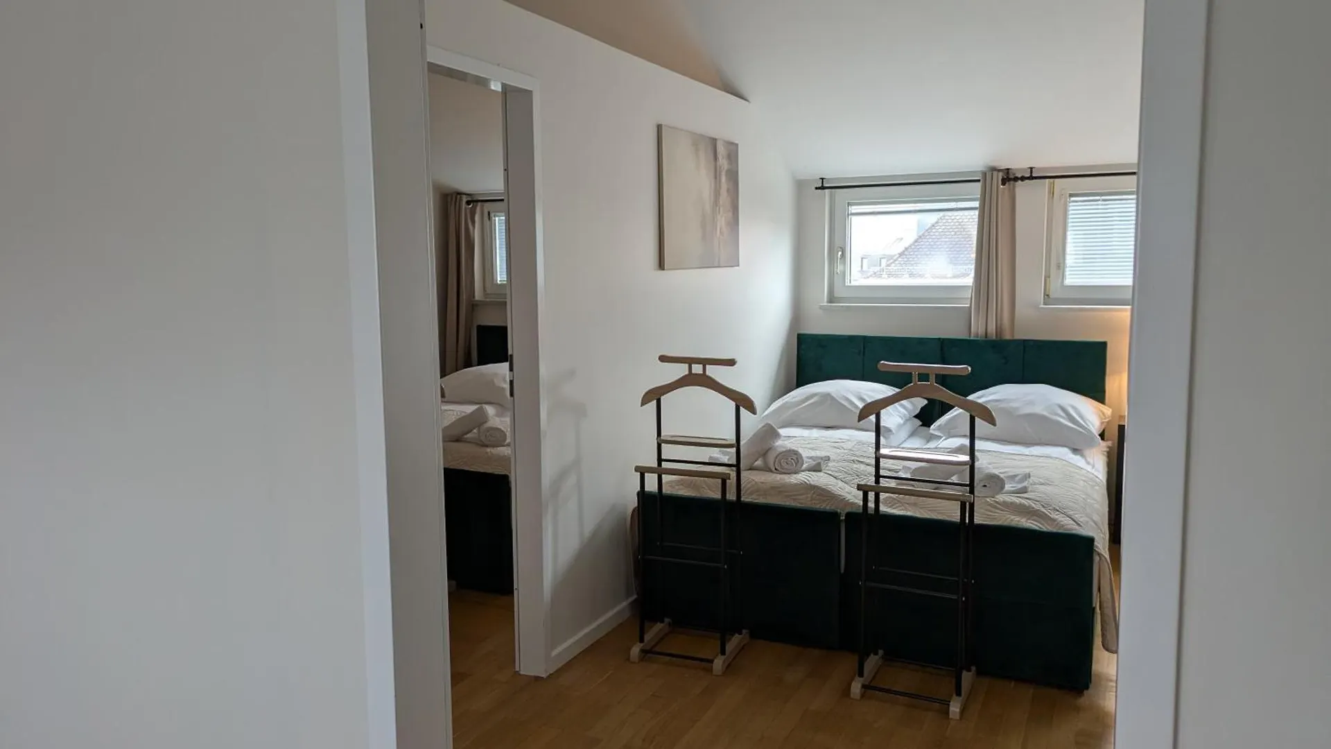 Munich Large Apartment 155 Qm And 5 Bedrooms With Roof Terrace In Centrally Located 1 To 14 Guests 0*,